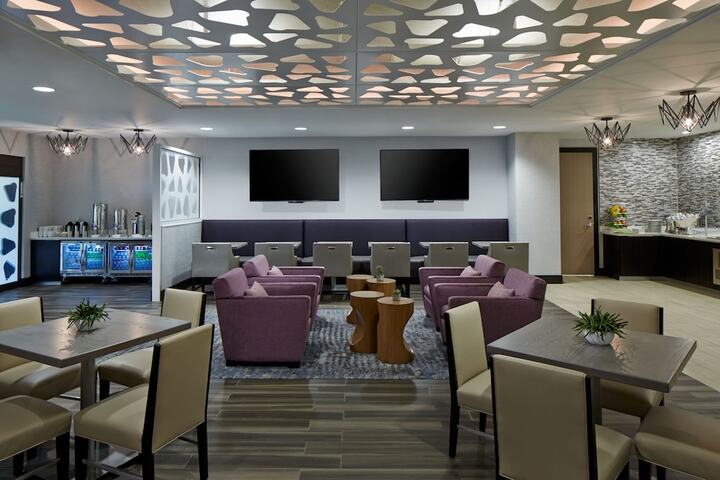 Lounge 71 of 89