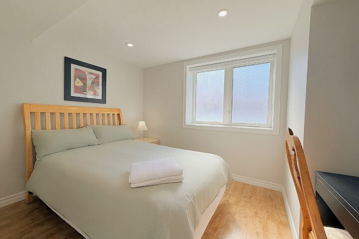 Cozy Rooms in Bright Walkout Suite - Newly Renovated 2026
