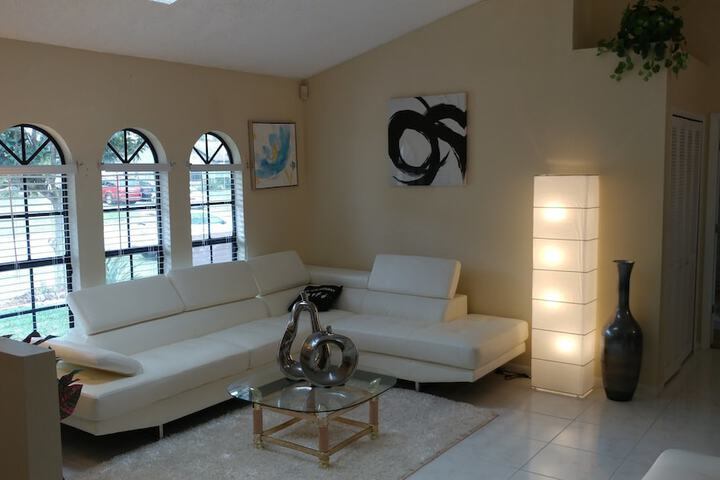 Avis House