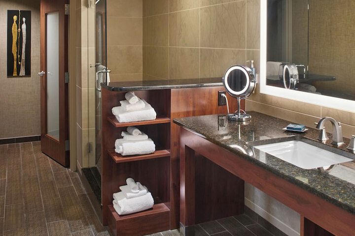 DoubleTree by Hilton Akron Fairlawn
