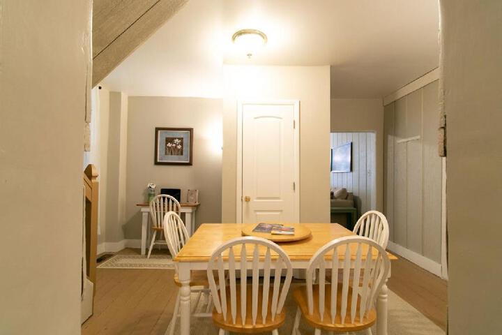 Downtown 2 Bedroom Cottage Sleeps 6, Walking Distance to Honeywell, Downtown Restaurants, Shopping