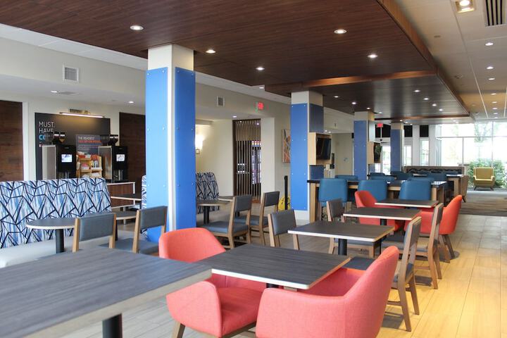 Holiday Inn Express & Suites Roswell by IHG