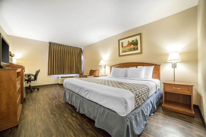 Econo Lodge Inn & Suites