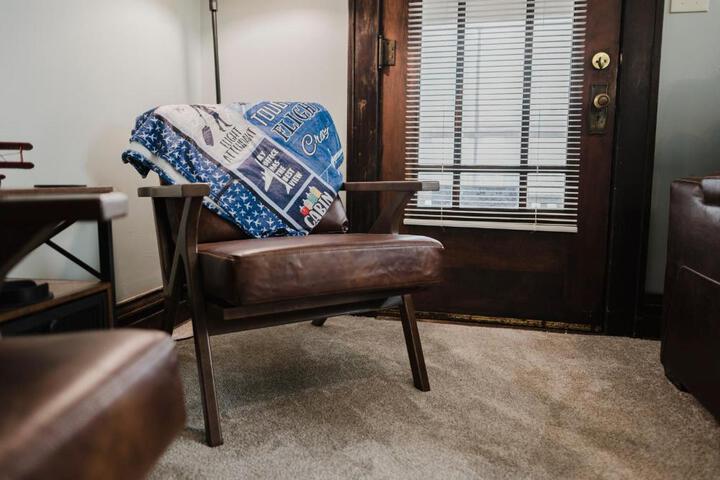Sr Pilot Earhart Hangar Suite 2 br K & Q, 1 Ba