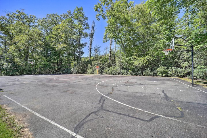 Lake & Pool Access! Outdoorsy Getaway in Newland