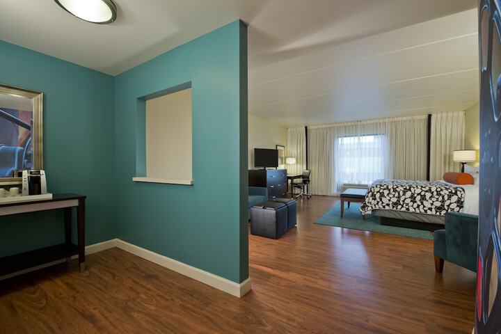 Room 10 of 28
