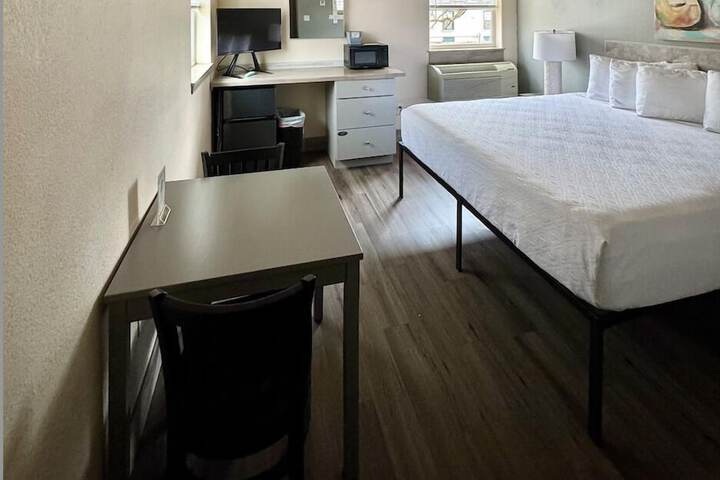 Price Pointe Inn