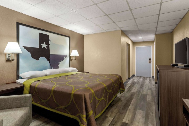 Room 11 of 36