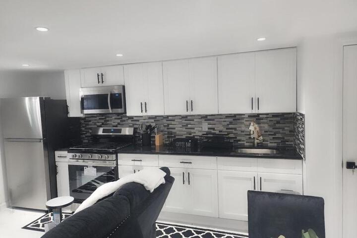 Baldwin NY 1 Bedroom Apartment Queen Size Bed