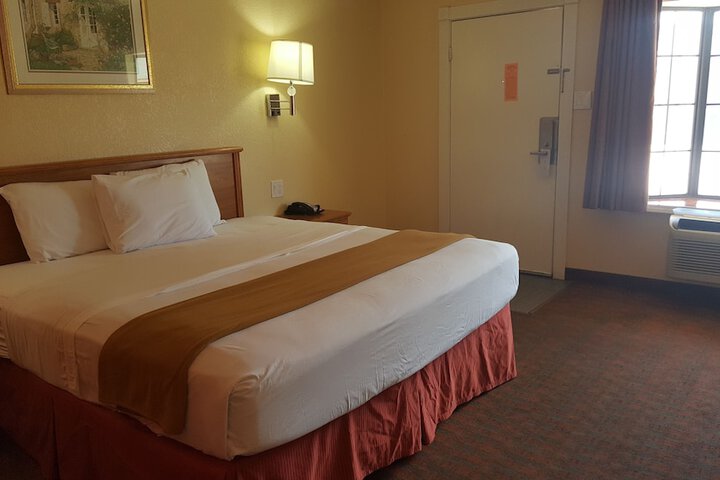 Room 8 of 12