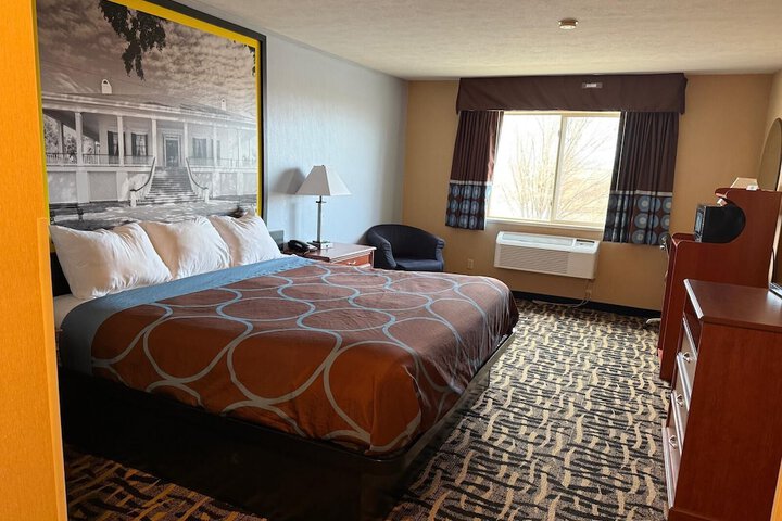 Room 11 of 19