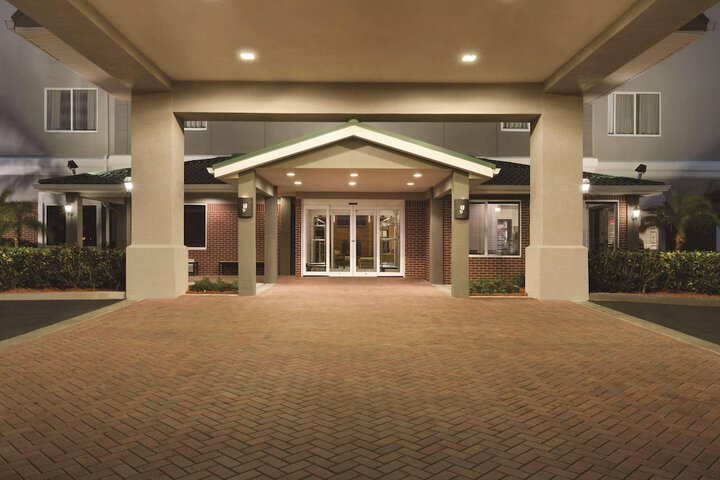 Country Inn & Suites by Radisson St. Petersburg - Clearwater, FL