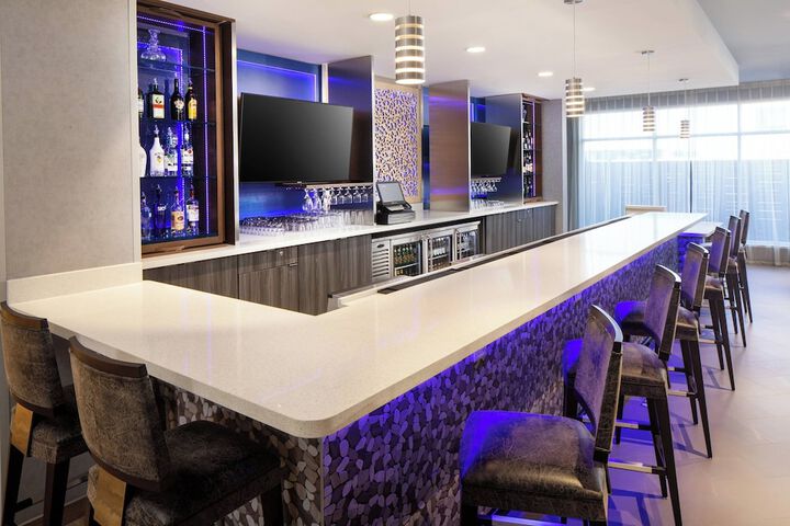 Lounge 26 of 28