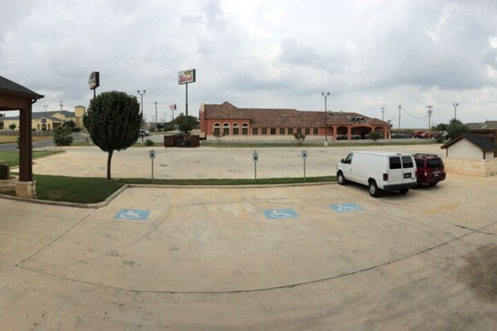 Pearsall Inn & Suites