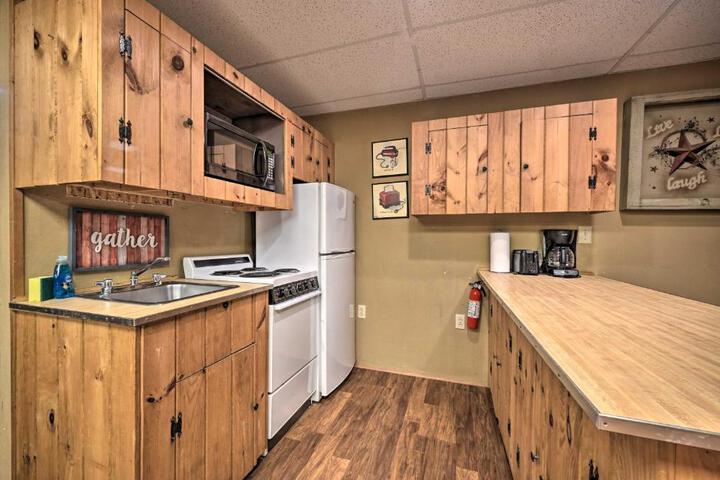 ‘John Wayne Apartment - Deck BBQ, Horses On-Site