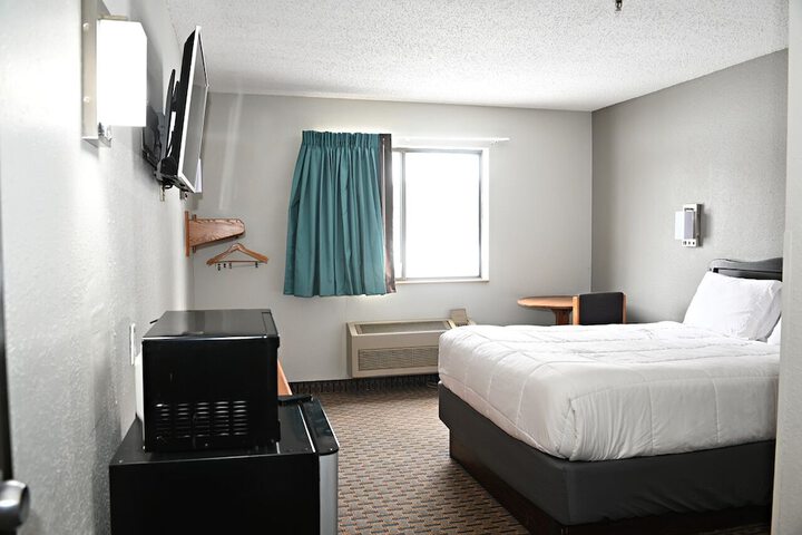 Room 11 of 25