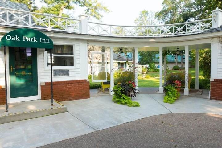 Oak Park Inn