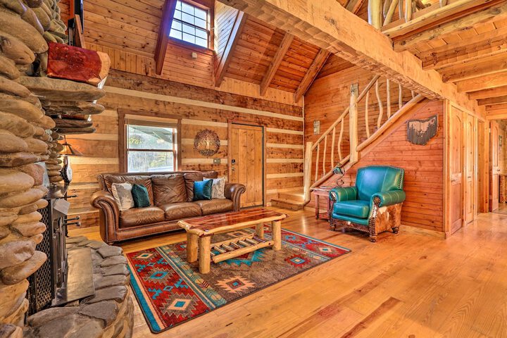 Luxe Dog-friendly Cabin w / Hot Tub & Game Room