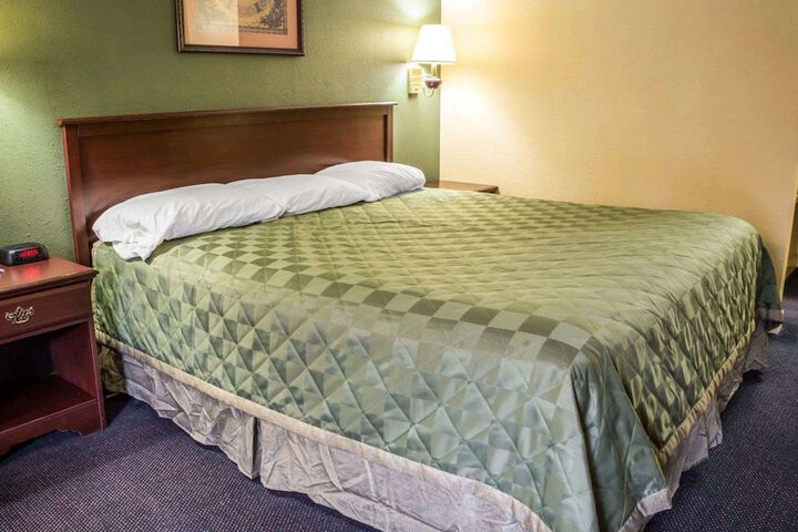 Rodeway Inn & Suites Plymouth Hwy 64