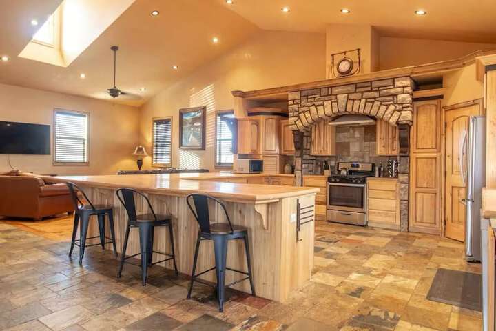 14 Guests 5BR 2BA Game room and Living
