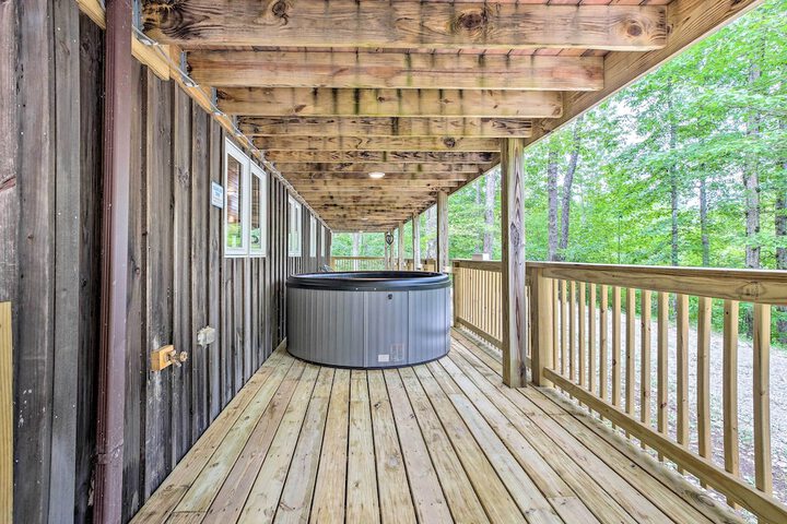 Hike & Zip-line: Red River Gorge Cabin w / Hot Tub!