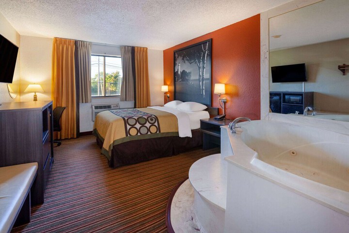 Super 8 by Wyndham Roseville / Detroit Area