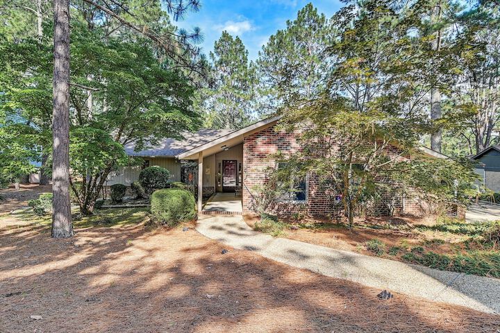 Charming Pinehurst Getaway w / Golf Course View!