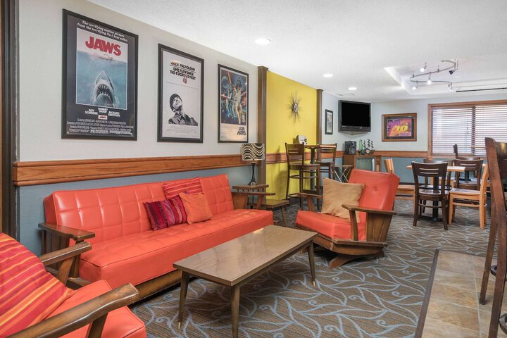 Lounge 58 of 64