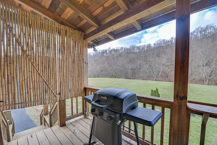 Pet-friendly Cabin w / Hot Tub in Daniel Boone NF