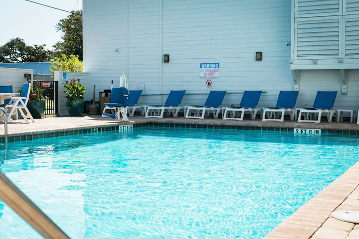 Pool 10 of 73