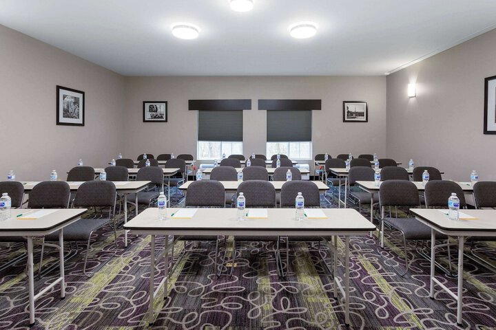 La Quinta Inn & Suites by Wyndham Huntsville Airport Madison