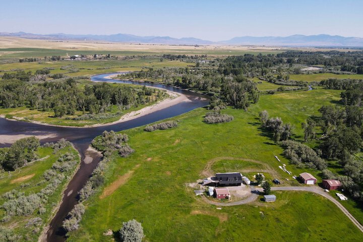 Riverfront Montana Retreat - Deck Fire Pit & Pond