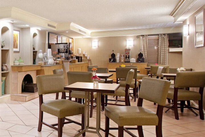 LA QUINTA INN BY WYNDHAM DENVER CENTRAL