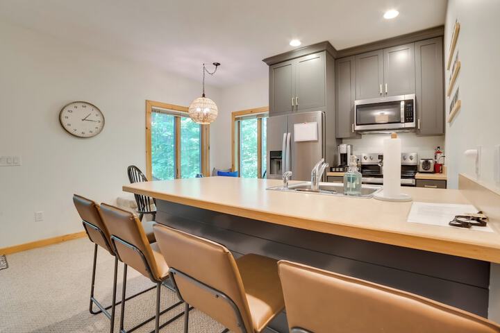 Modern Bellaire Condo: Pool Access Near Skiing!