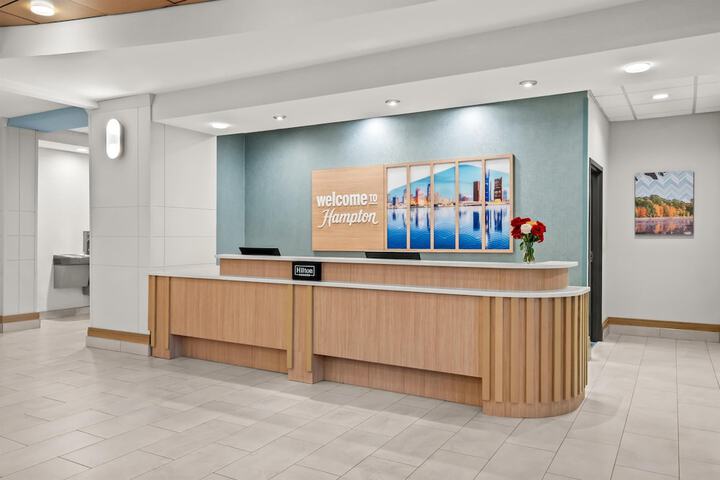 Hampton Inn & Suites Detroit-Canton