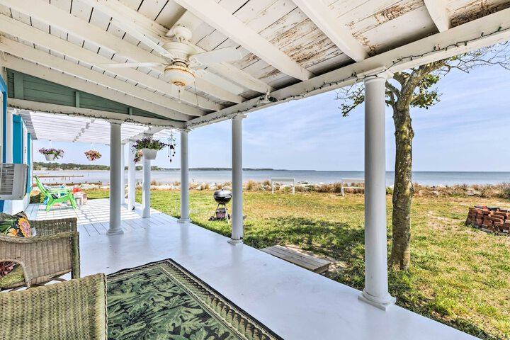 Oceanfront White Stone Cottage w / Private Beach!