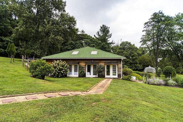 Stone Manor Boutique Inn