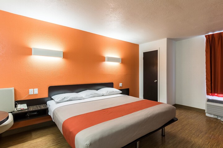 Room 26 of 38
