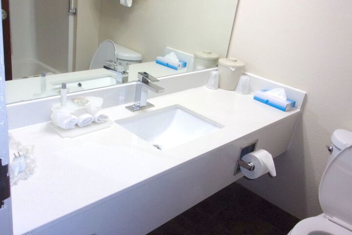 Econo Lodge Inn & Suites