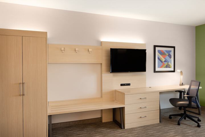 Holiday Inn Express & Suites Ft. Myers Beach-Sanibel Gateway by IHG