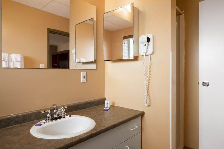 Room 6 of 28