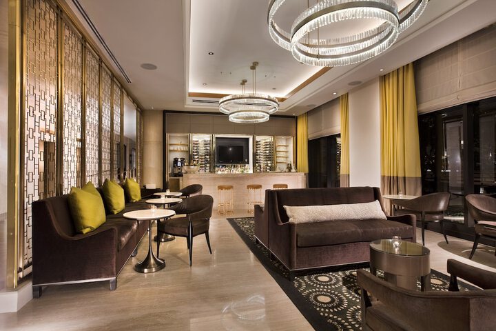 Lounge 64 of 76