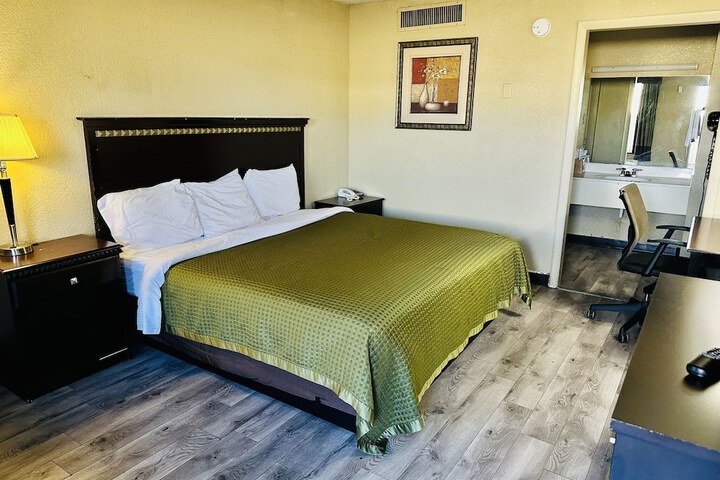 Room 10 of 14