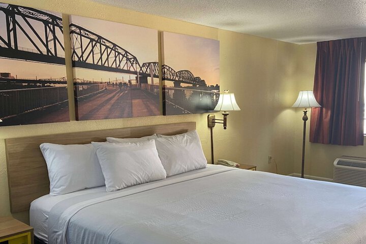 Room 10 of 16