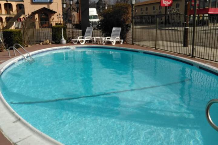 Pool 4 of 28