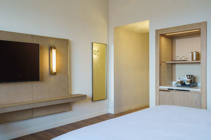 Room 18 of 80