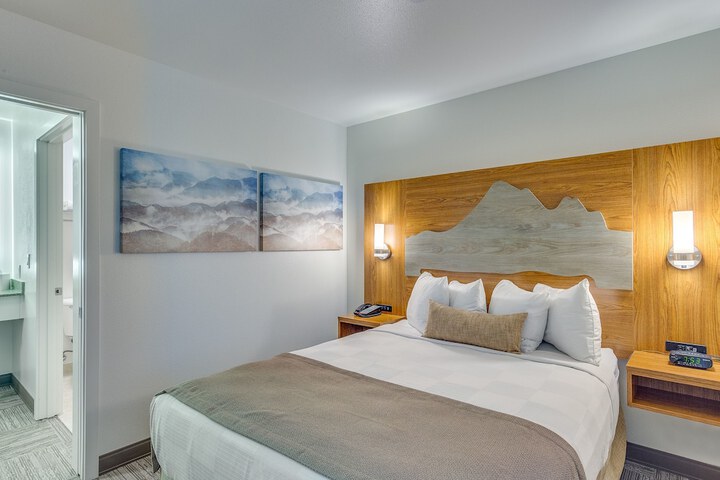Room 52 of 63