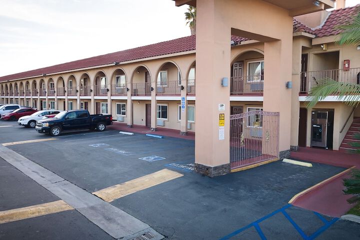 Rodeway Inn & Suites Bellflower