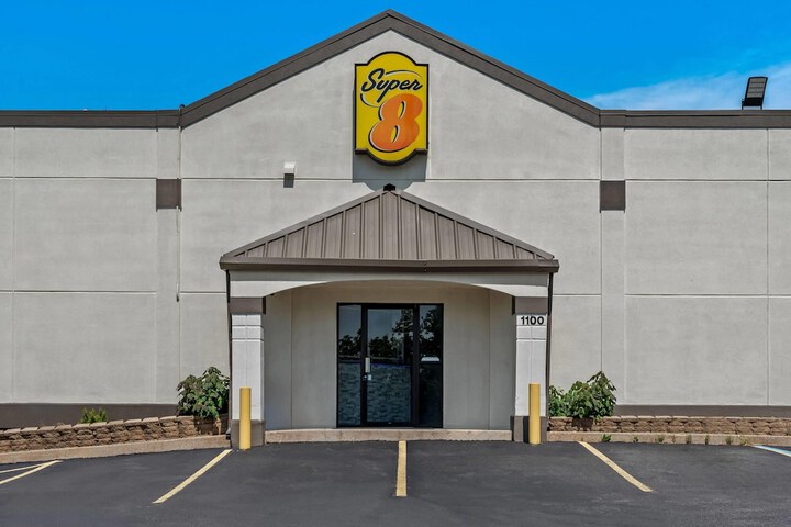 Super 8 by Wyndham Brownsburg