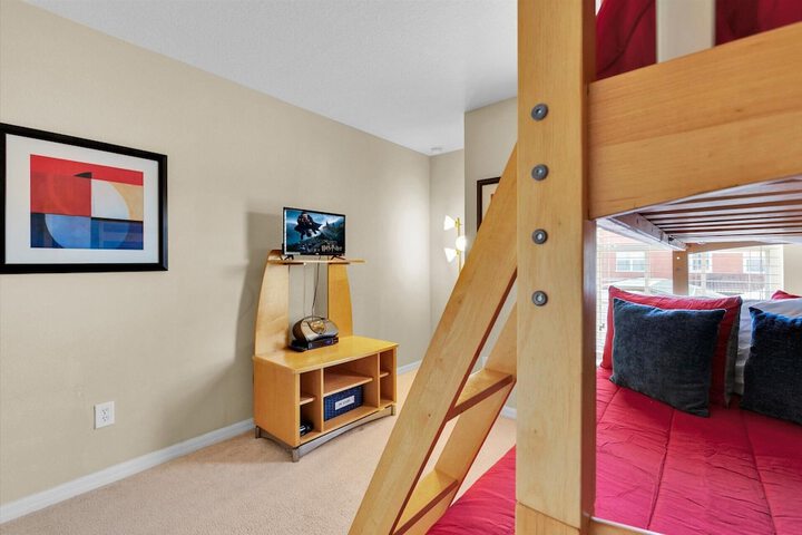 Room 25 of 47